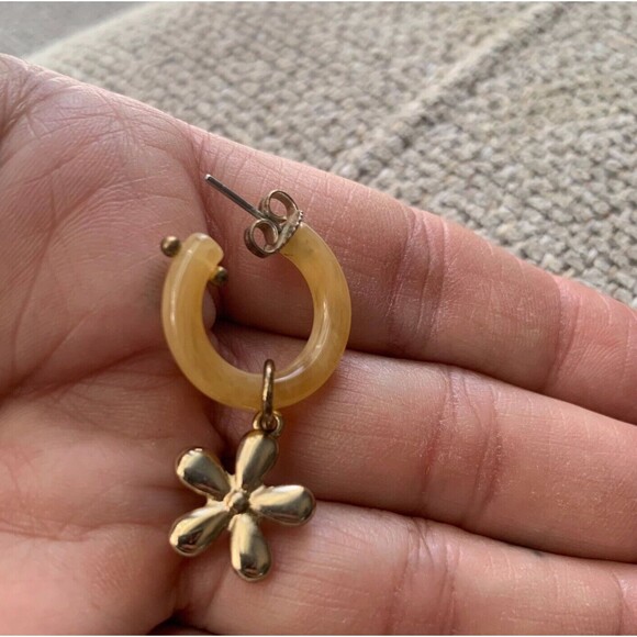 Vintage Earrings Yellow Lucite Gold tone Flower 1.5 inch Hoop Dangle Drop 70s - Picture 7 of 8